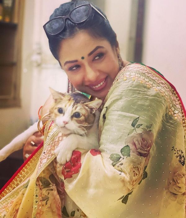 Rupali Ganguly with her pet cat