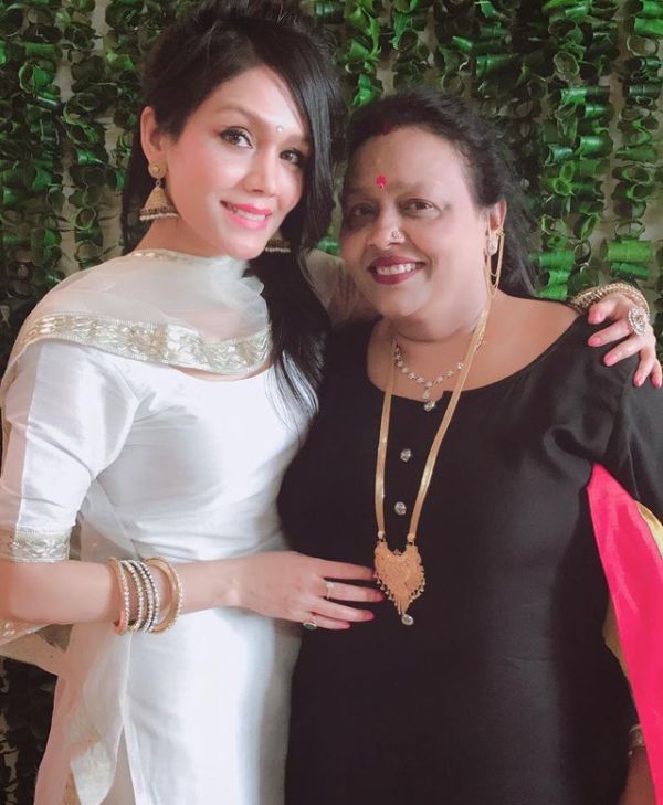 Sonu Kakkar with her mother