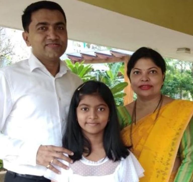 Sulakshana Sawant wit her husband and daughter