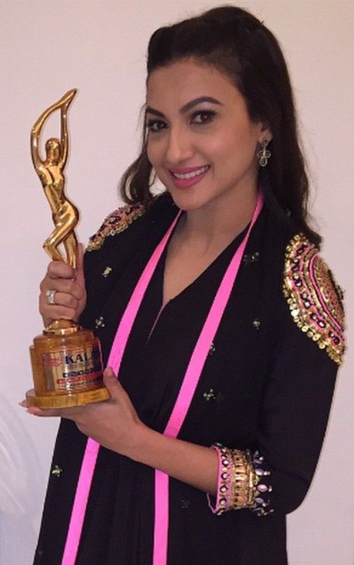 Gauhar Khan recived Kalaakar Awards in 2015
