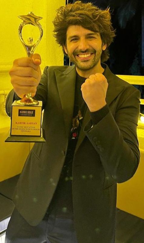 Kartik Aaryan with Iconic Best Actor of The Year Critics Choice