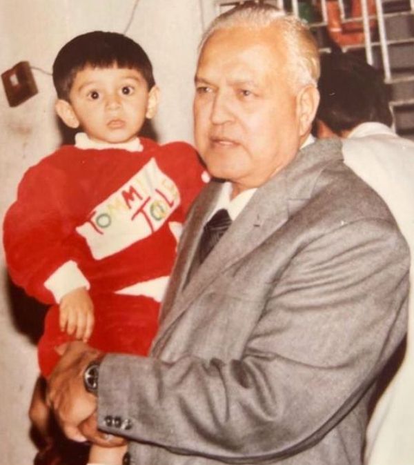 Kartik Aaryan with grandfather in his childhood photo