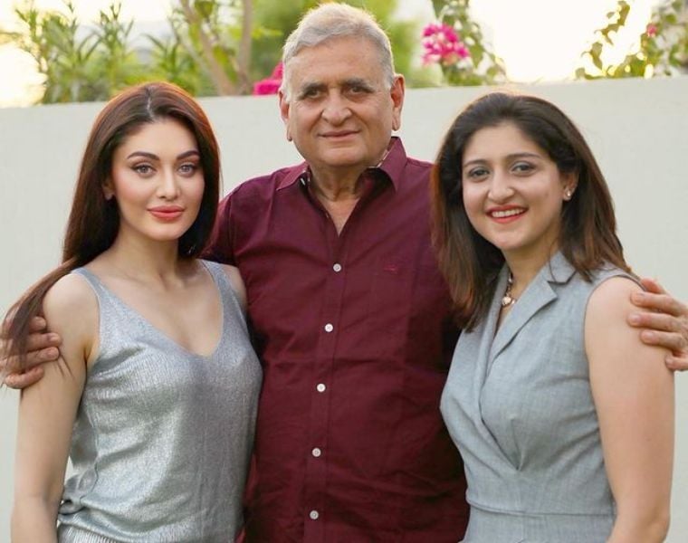 Shefali Jariwala with her sister and father