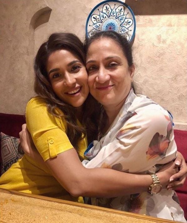 Harleen Sethi with her mother