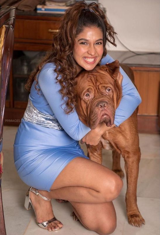 Harleen Sethi with her pet dog