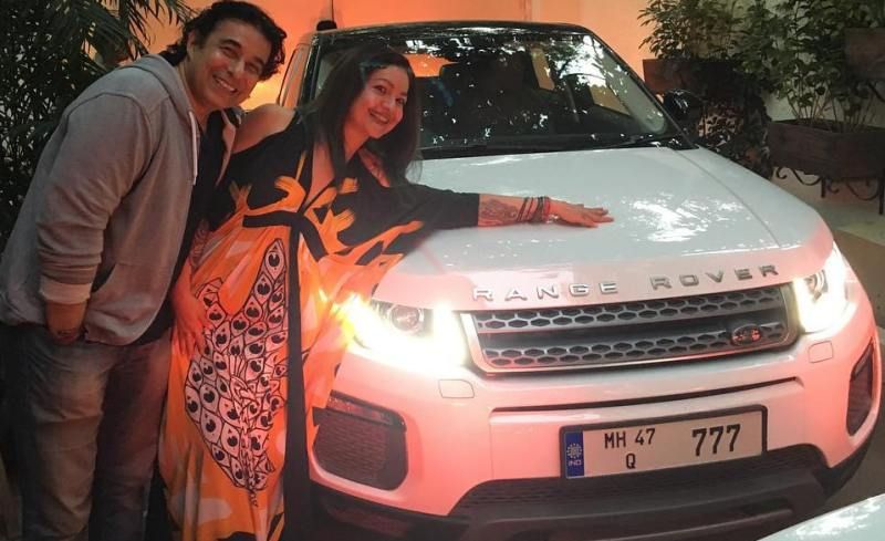 Pooja Bhatt with her Range Rover car