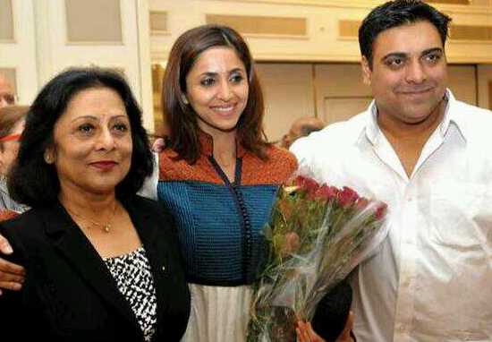 Ram Kapoor with his mother and wife