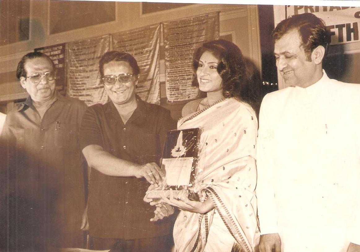 Roopa Ganguly receiving Smita Patil Memorial Award