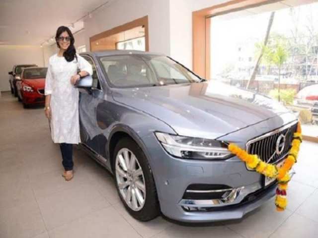 Sakshi Tanwar with her Volvo S90 Sedan car