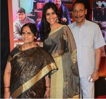 Sakshi Tanwar with her parents