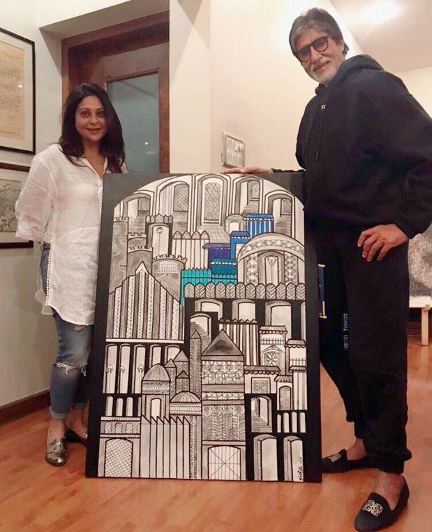 Shefali Shah gifting her painting to Amitabh Bachchan
