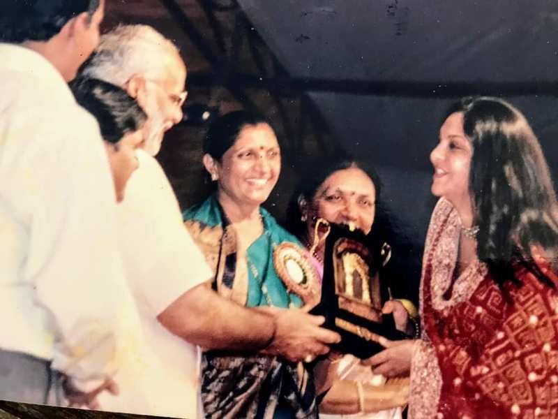Shefali Shah receiving the Best Actress State Award from our respected Prime Minister Narendra Modi (he was then the Chief Minister of Gujarat)