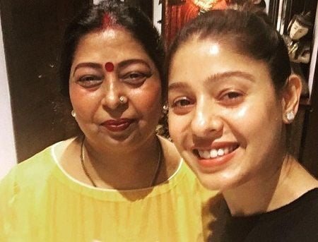 Sunidhi Chauhan with her mother