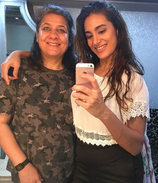 Arushi Chawla with her mother