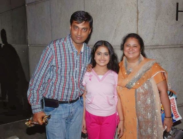 Avika Gor with her parents