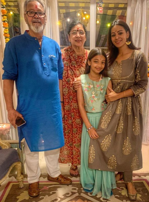 Barkha Bisht with her parents and daughter