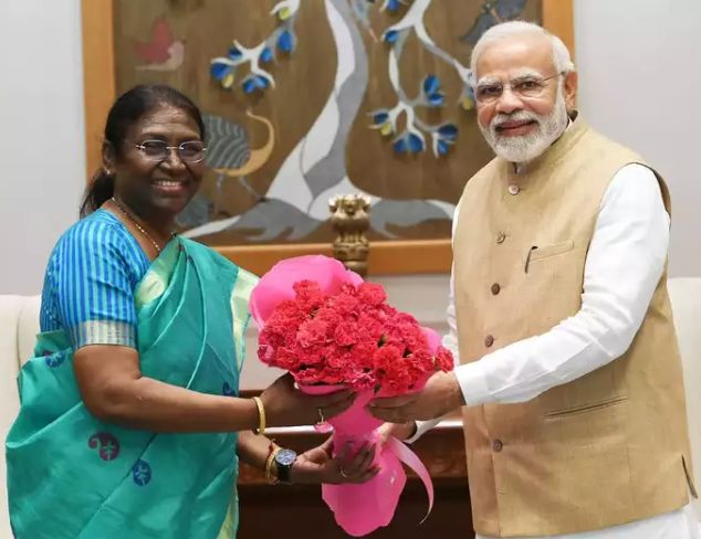 PM Modi reaches Droupadi Murmu's house to congratulate her