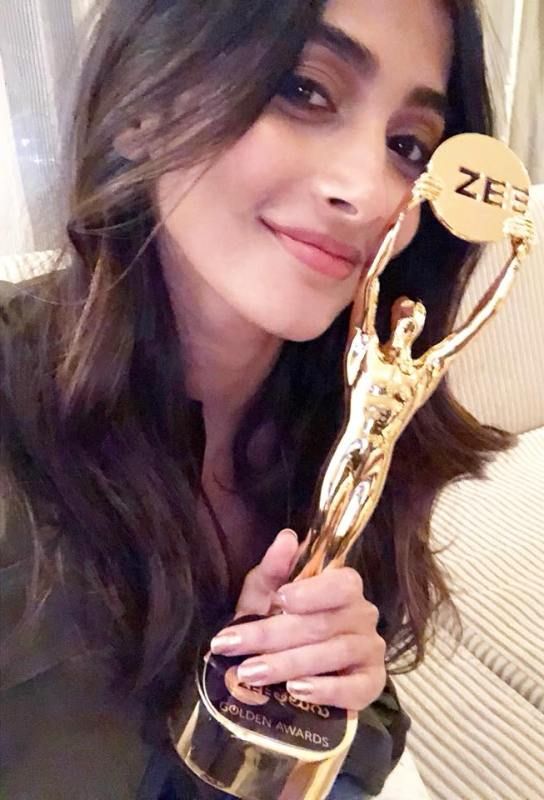 Pooja Hegde with the Zee Telugu Golden Awards in 2017