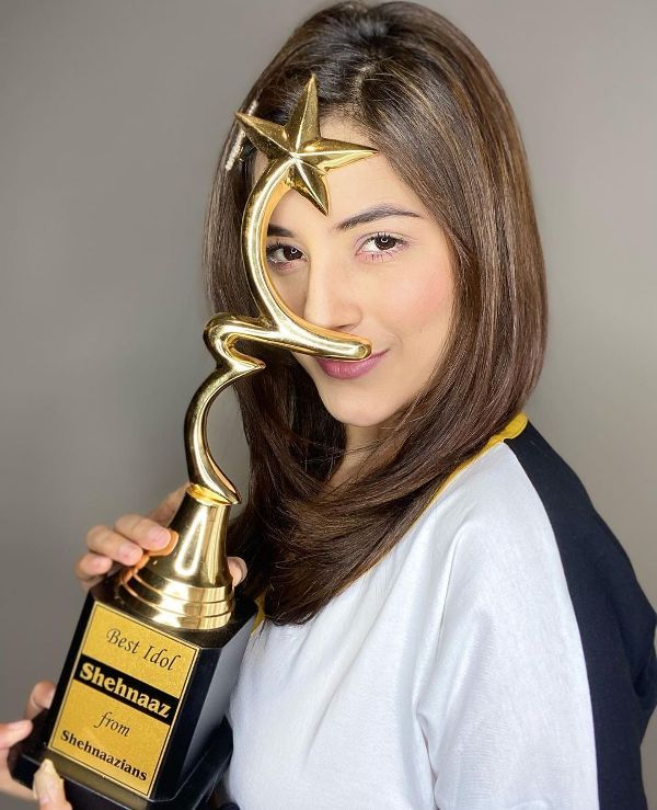 Shehnaz Kaur Gill with the Best Idol Award