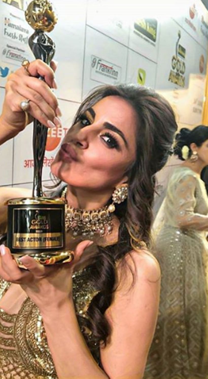 Shraddha Arya with Zee Cine Awards 2018 for Best Actor (Female)