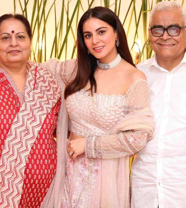Shraddha Arya with her parents