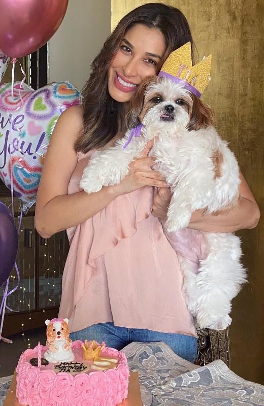 Sophie Choudry with her pet dog