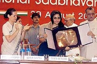 Teesta Setalvad receiving Rajiv Gandhi National Sadbhavna Award
