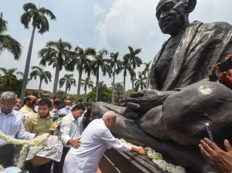 Yashwant Sinha paying tribute at the statue of Mahatma Gandhi