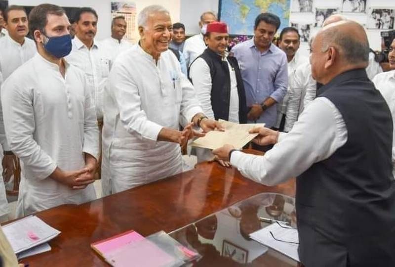 Yashwant Sinha submitting the presidential nomination