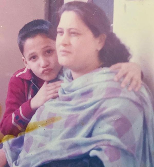 Asim Riaz's childhood photo with his mother