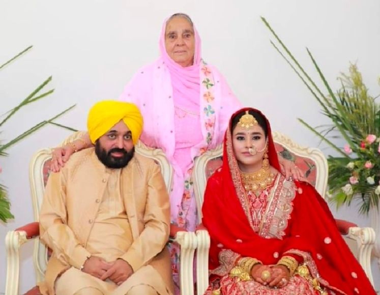 Bhagwant Mann marriage photo with mother