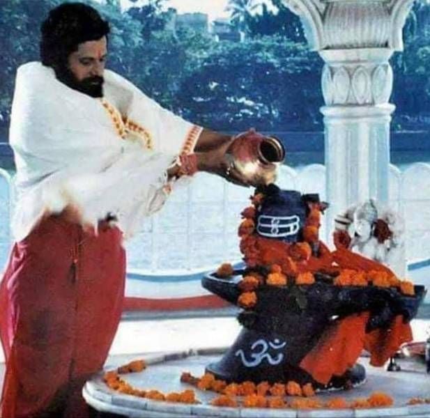 Dighe worshiping Lord Shiva
