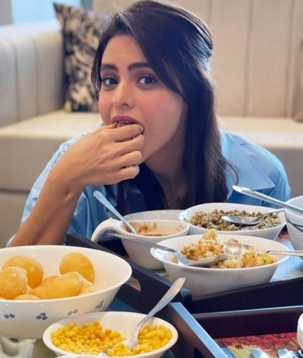 Aamna Sharif eating pani puri