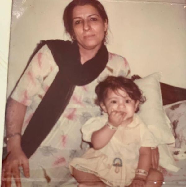 Aamna Sharif's childhood photo with her mother