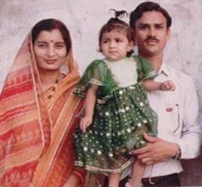 Anveshi Jain's childhood photo with her parents