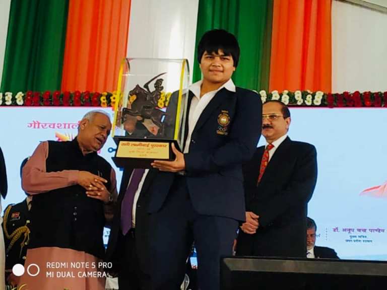 Divya Kakran with her Rani Laxmi Bai Award