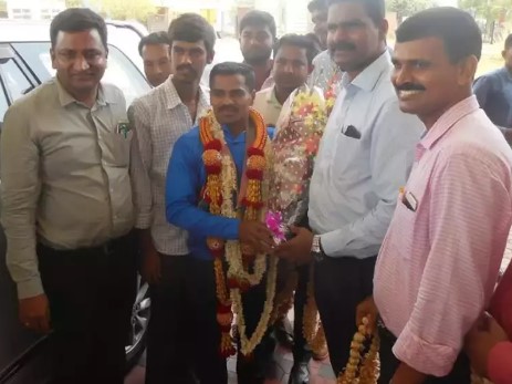 Gururaja Poojary being honoured by the Karnataka government officials