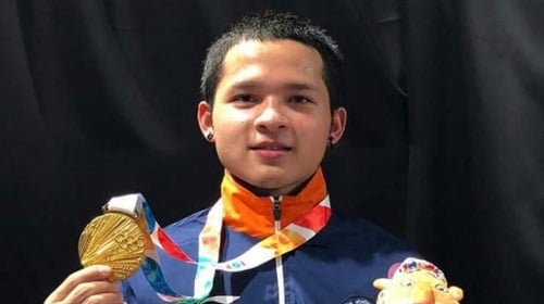 Jeremy Lalrinnunga with his gold medal at Youth Olympics, Buenos Aires (2018)