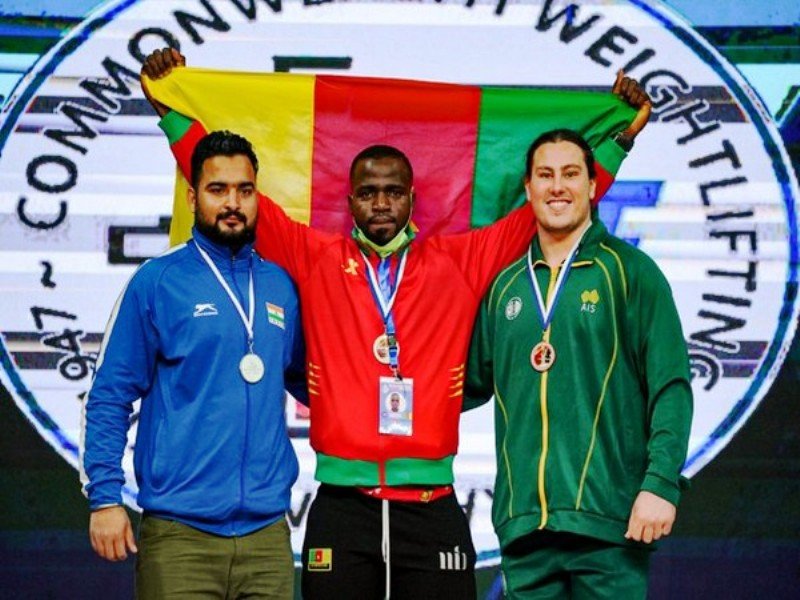 Lovepreet Singh (left) at Commonwealth Weightlifting Championships 2021 in Tashkent