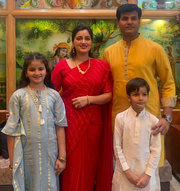 Navneet Ravi Rana with her children and husband