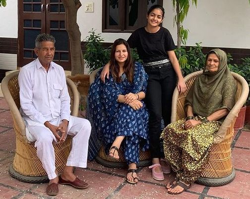 Sonali Phogat with her parents and daughter