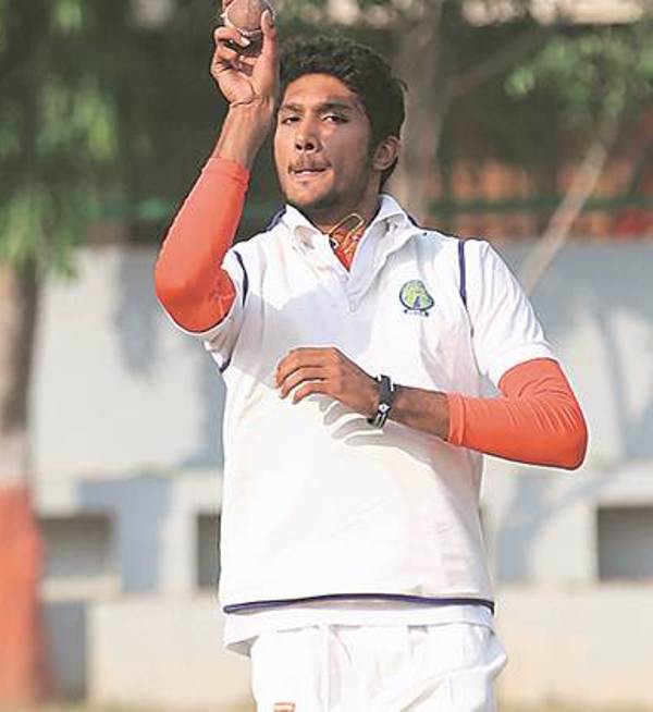 Tejaswin Shankar playing cricket