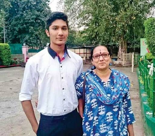 Tejaswin Shankar with his mother