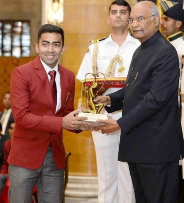 The former President of India presenting the Arjuna Award to Harmeet Desai