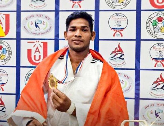 Vijay Kumar Yadav with his bronze medal at Commonwealth Games 2022