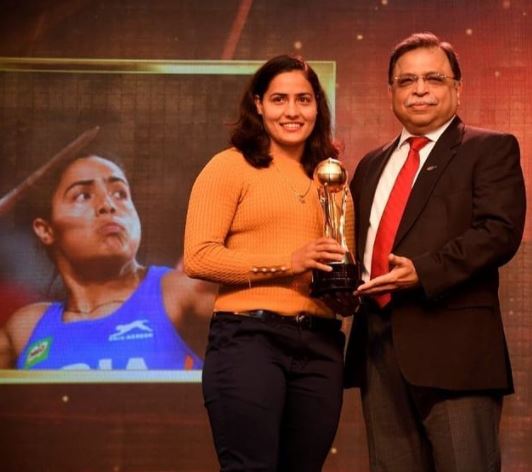 Annu Rani recieving 2019 Sportstar Aces Sportswoman of the Year