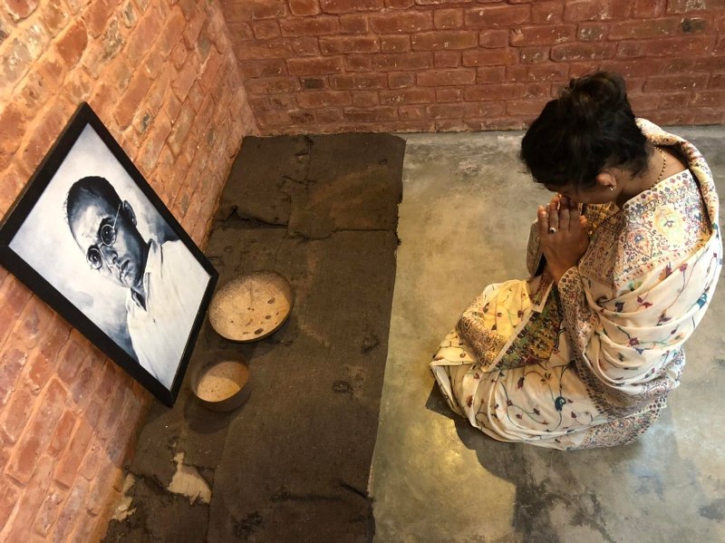 Babita Kumari garlanding Vinayak Damodar Savarkar's picture.
