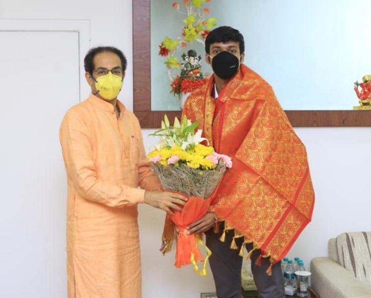 Chirag Shetty being felicitated by Uddhav Thackeray
