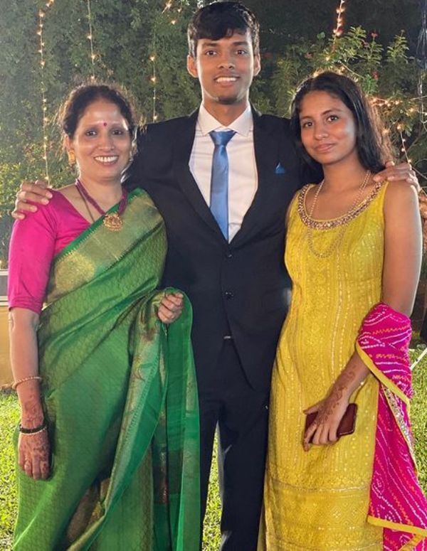Chirag Shetty with his sister and mother