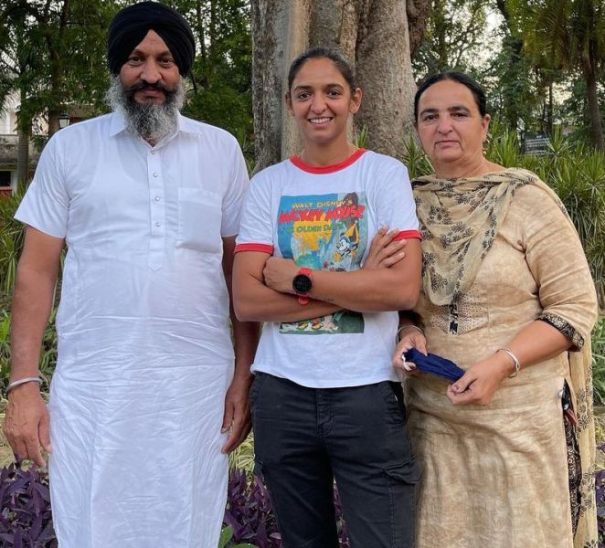 Harmanpreet Kaur with her parents